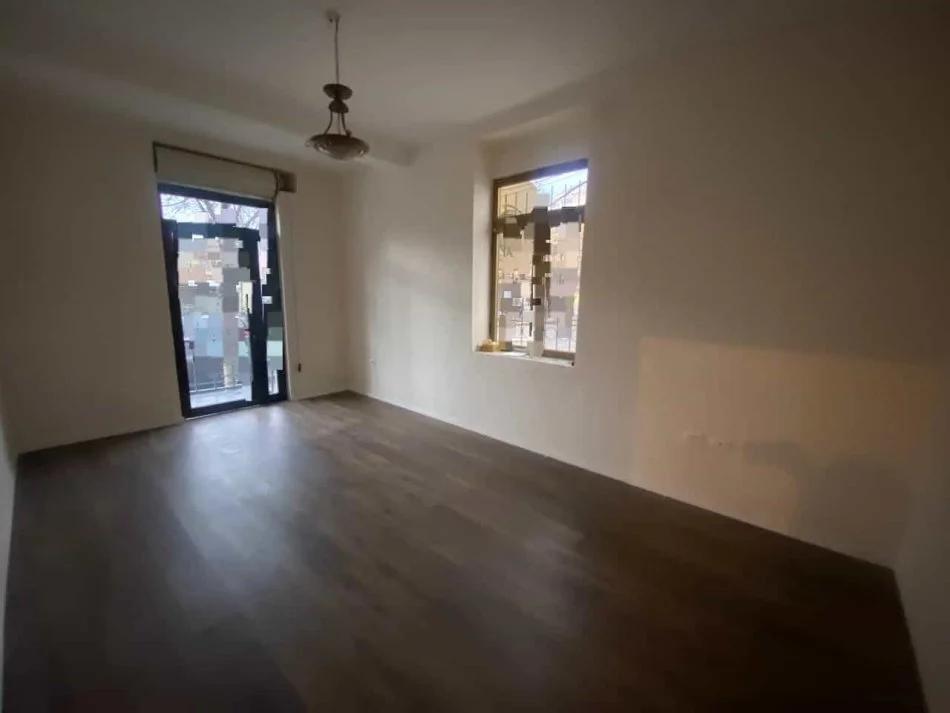 Tirane, jepet me qera zyre Kati 1, 73 m² 1.200 € (Rruga e dibres)