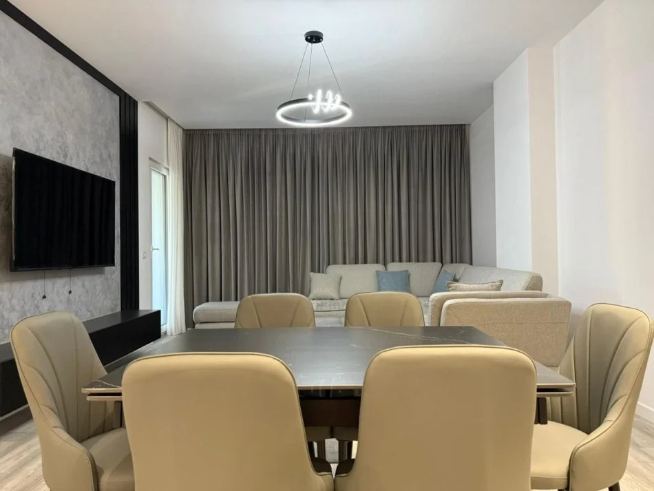 Tirane, jepet me qera apartament 2+1 Kati 5, 100 m² 800 € (Rruga 5 Maj)