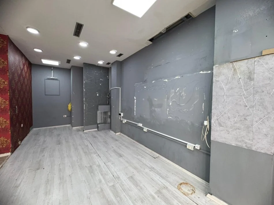 Tirane, jepet me qera dyqan Kati 0, 35 m² (21 Dhjetori)