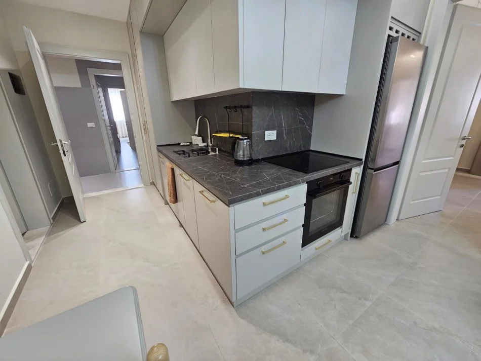 Tirane, jepet me qera apartament 1+1 Kati 3, 55 m² 940 € (Rruga e Kavajes)