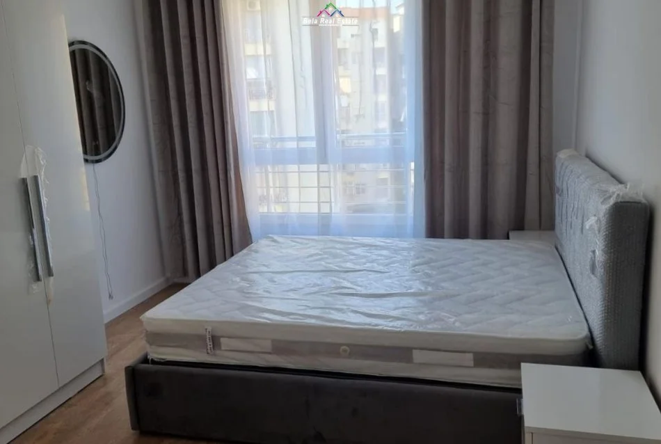 Tirane, jepet me qera apartament 1+1 Kati 4, 70 m² 850 € (Komuna e parisit)