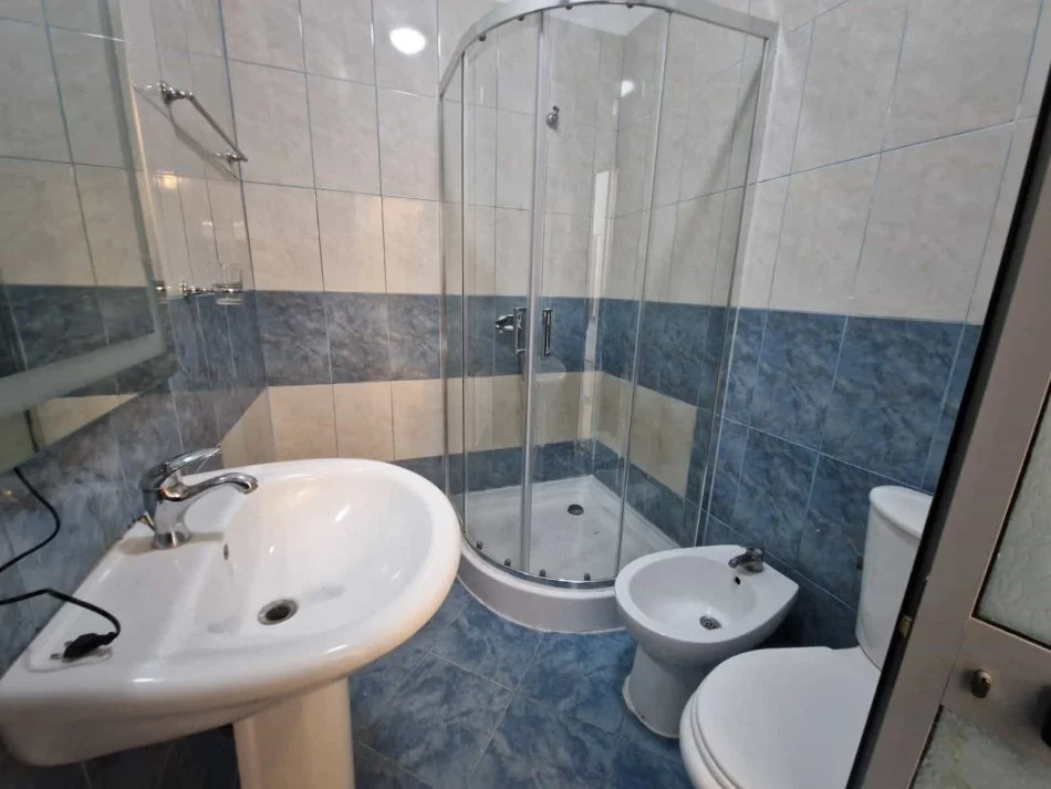 Tirane, jepet me qera apartament 1+1 Kati 5, 70 m² 1.040 € (Rruga Islam Alla)
