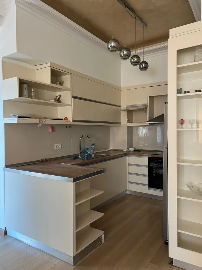 Tirane, jepet me qera apartament 1+1 , 72 m² 600 € (Rruga Frosina Plaku)