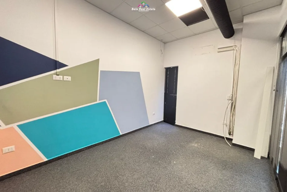 Tirane, jepet me qera zyre Kati 2, 192 m² 2.100 € (Rruga e Kavajes)