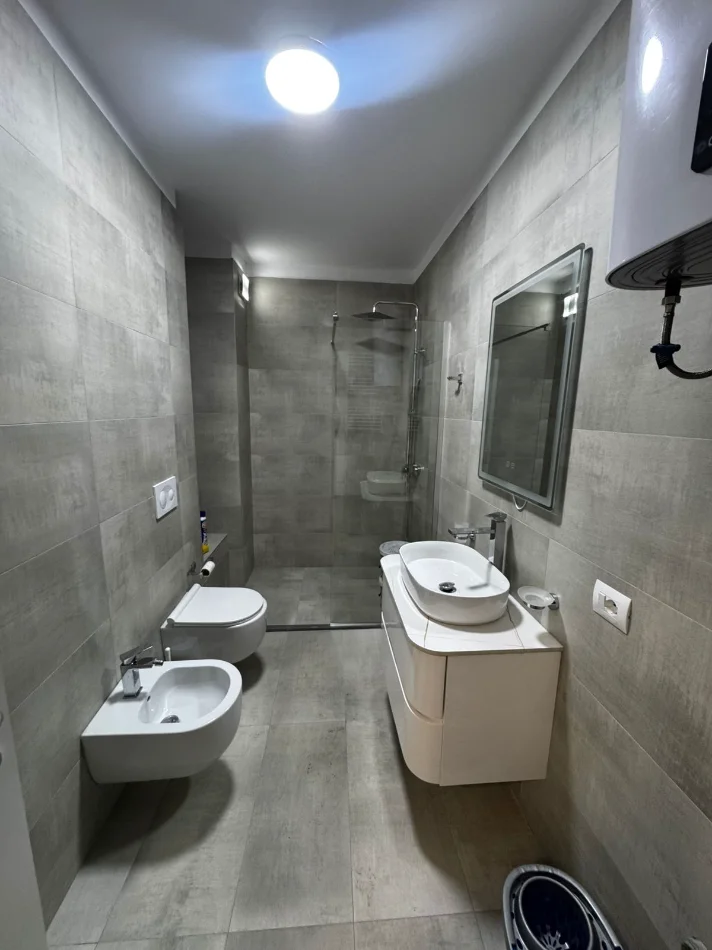Tirane, jepet me qera ambjent biznesi Kati 1, 60 m² 600 € (Pazari i Ri)