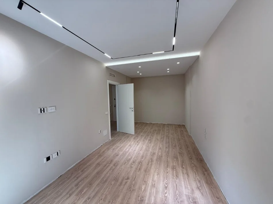 Tirane, jepet me qera apartament 2+1 Kati 4, 106 m² 850 € (Rruga Xhanfize Keko)