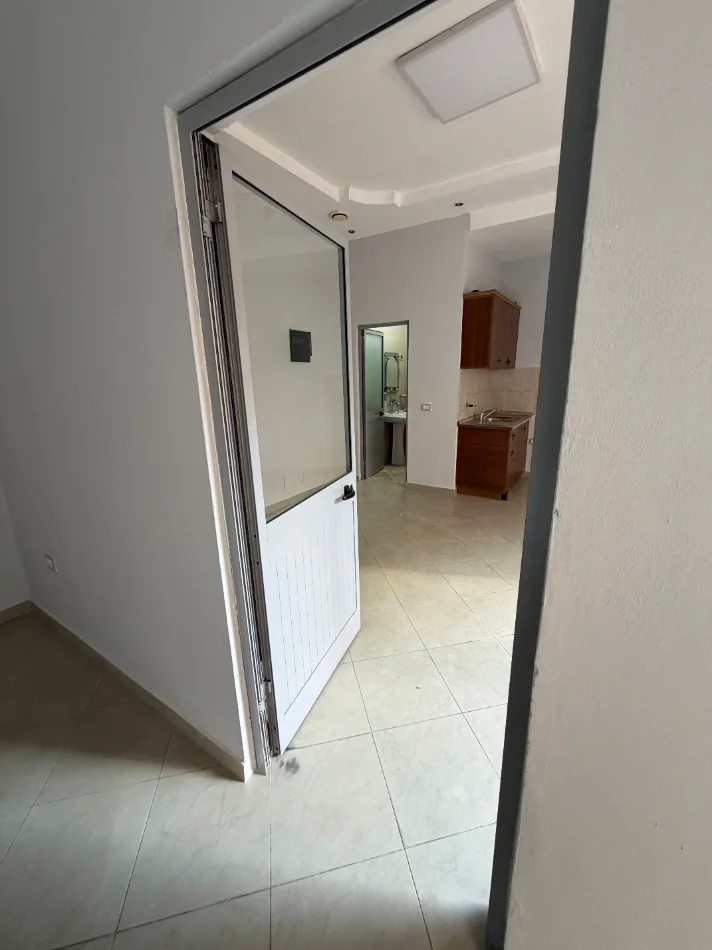 Tirane, jepet me qera dyqan Kati 0, 40 m² 420 € (Rruga Haxhi Hysen Dalliu)