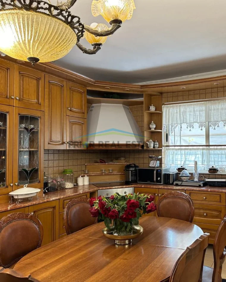 Tirane, jepet me qera apartament 3+1+2 Kati 6, 140 m² 100.000 ALL (Vasil Shanto)