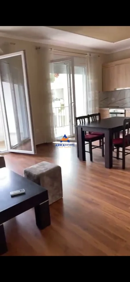 Tirane, jepet me qera apartament 2+1+Ballkon Kati 3, 94 m² 572 € 
