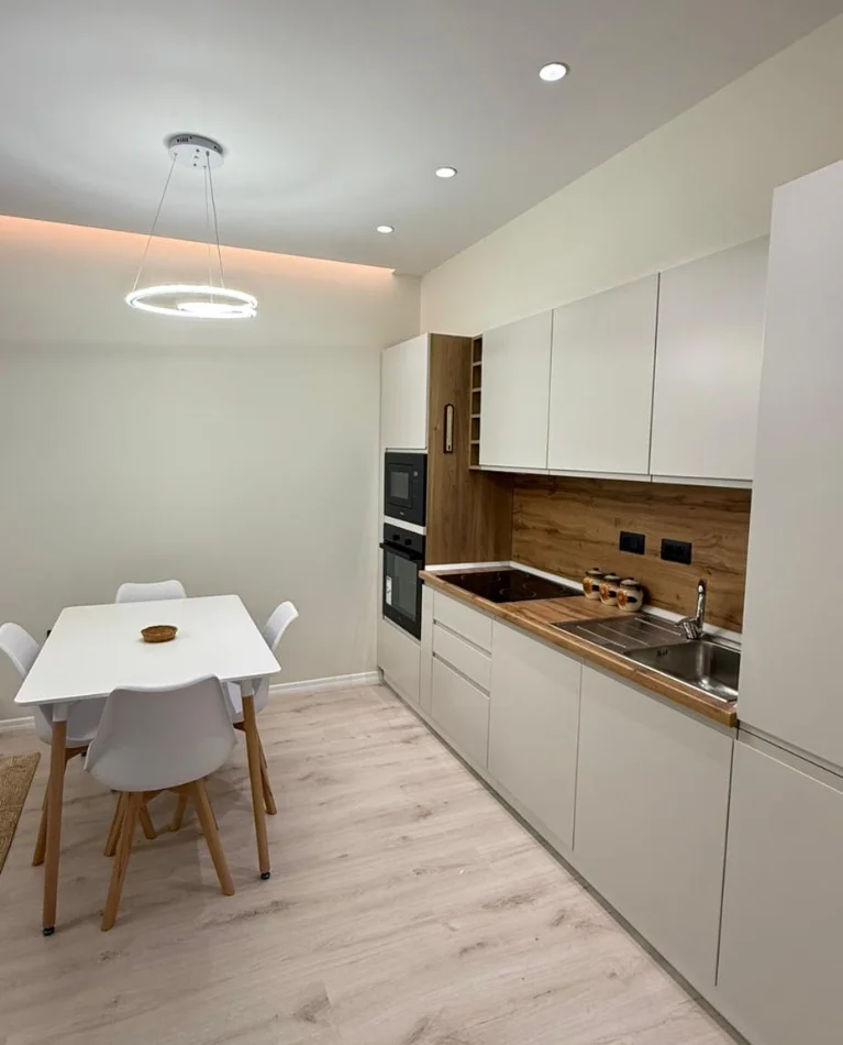 Tirane, jepet me qera 1+1 , 75 m² 750 € 