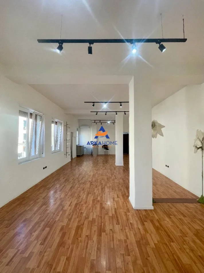 Tirane, jepet me qera apartament 1+1 Kati 2, 71 m² 800 € 