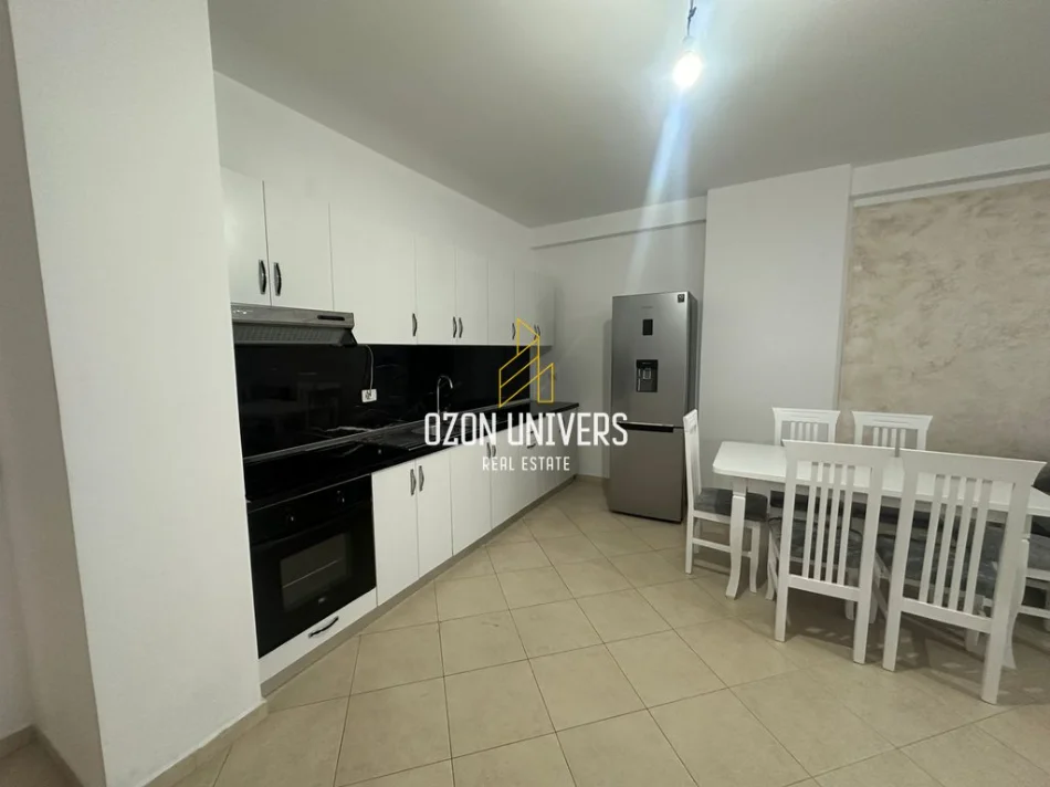 Tirane, jepet me qera apartament 3+1+Ballkon Kati 2, 145 m² 1.000 € (5 Maji)