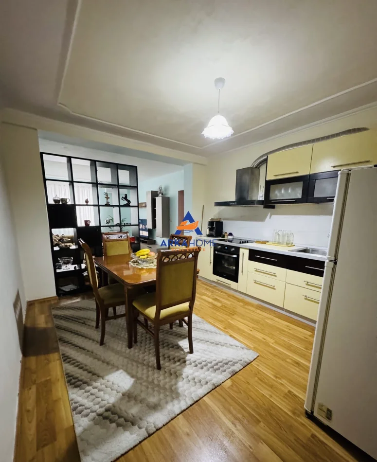 Tirane, jepet me qera apartament 1+1 Kati 5, 80 m² 732 € 