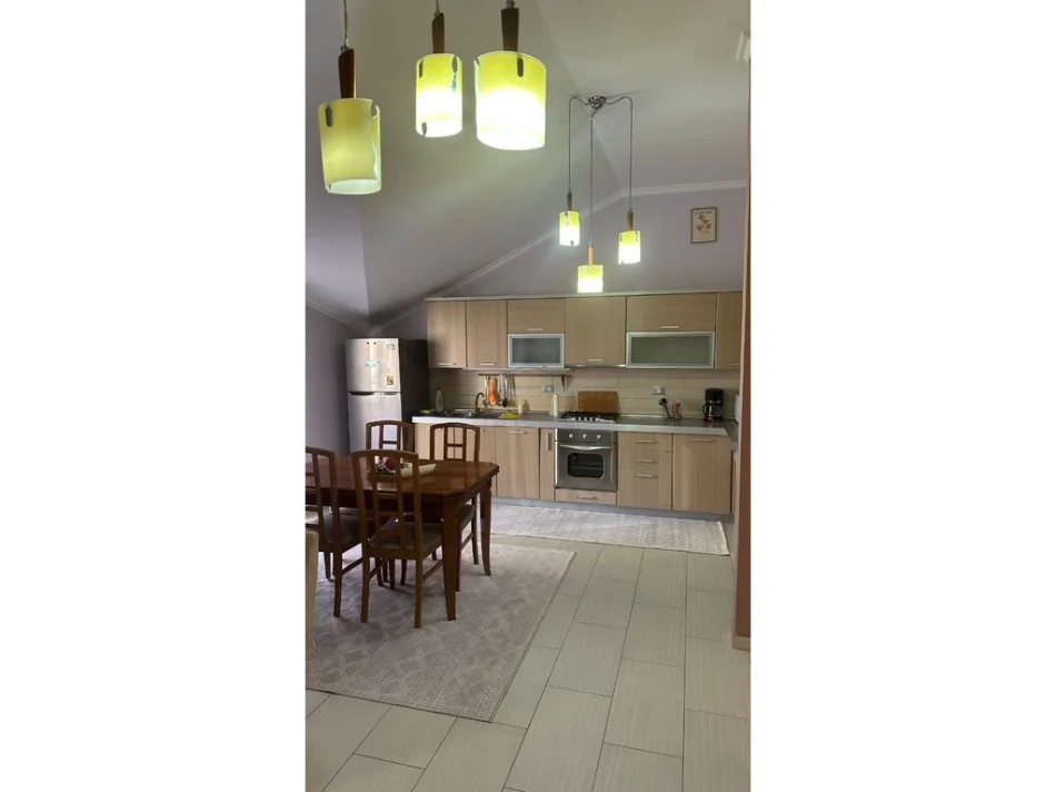 Tirane, jepet me qera apartament 3+1 Kati 2, 144 m² 1.100 € (Rruga Bill Klinton)