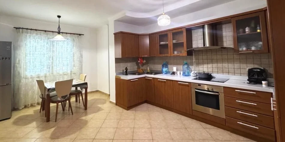 Tirane, jepet me qera apartament 2+1+Ballkon Kati 4, 128 m² 800 € (Liqeni Artificial)