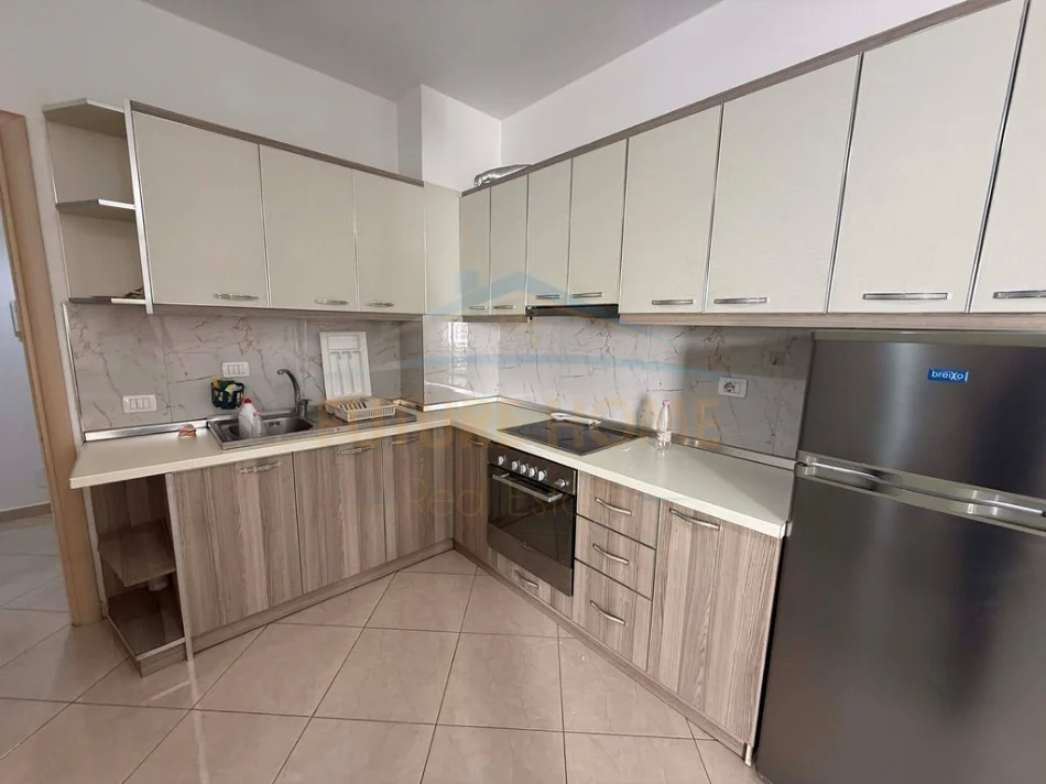 Tirane, jepet me qera apartament 1+1 , 70 m² 420 € (Unaza e Re)