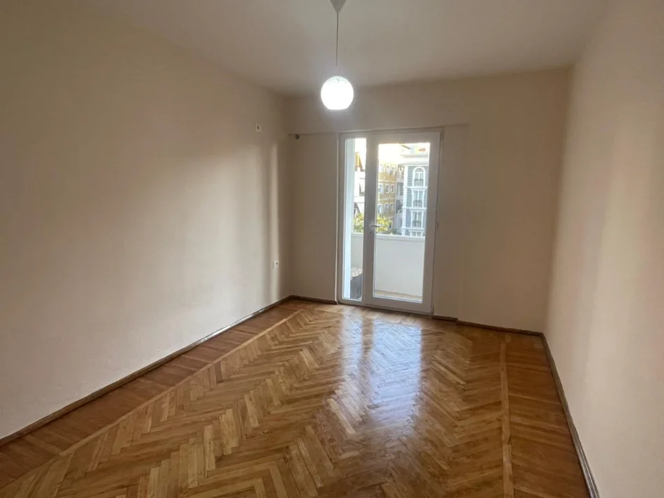 Tirane, jepet me qera zyre Kati 4, 600 € (Pazari i Ri, Kolonat)