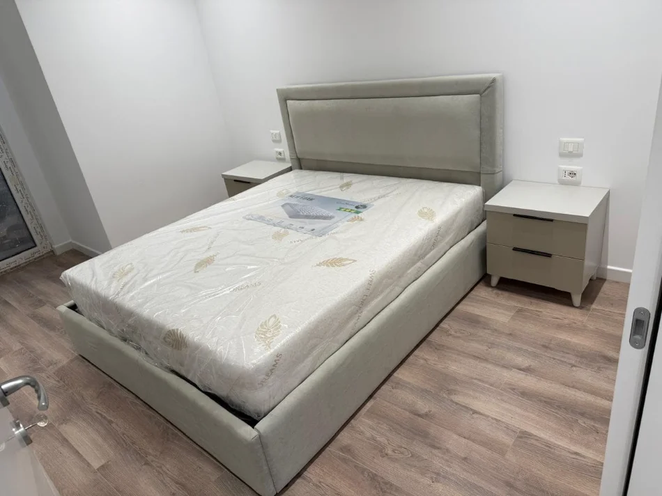 Tirane, jepet me qera apartament 1+1 Kati 2, 81 m² 730 € (Rruga 5 Maj)