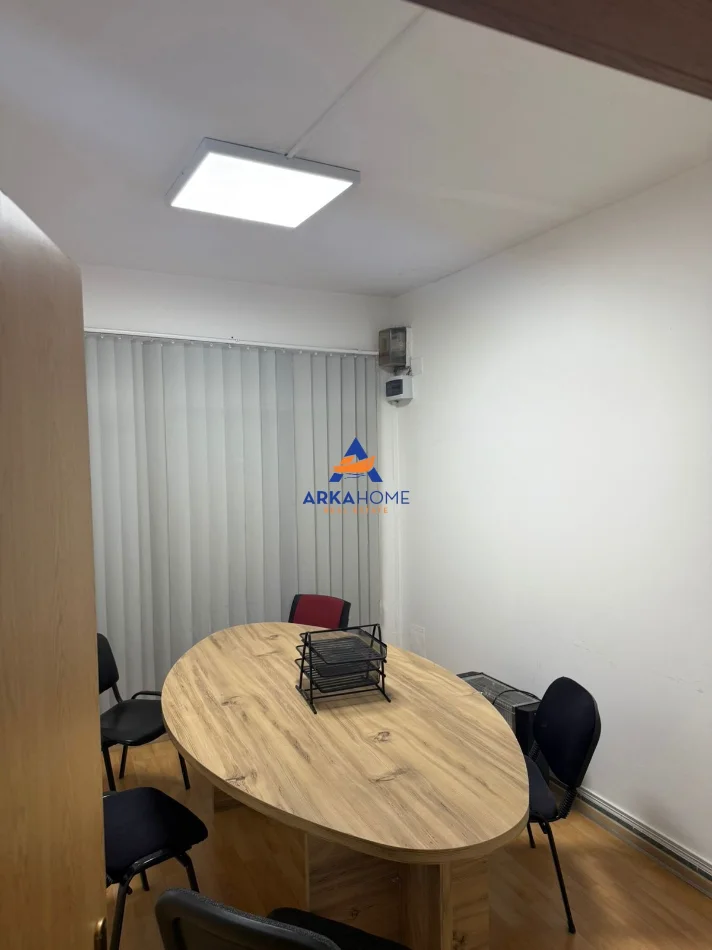 Tirane, jepet me qera ambjent biznesi Kati 1, 70 m² 523 € 