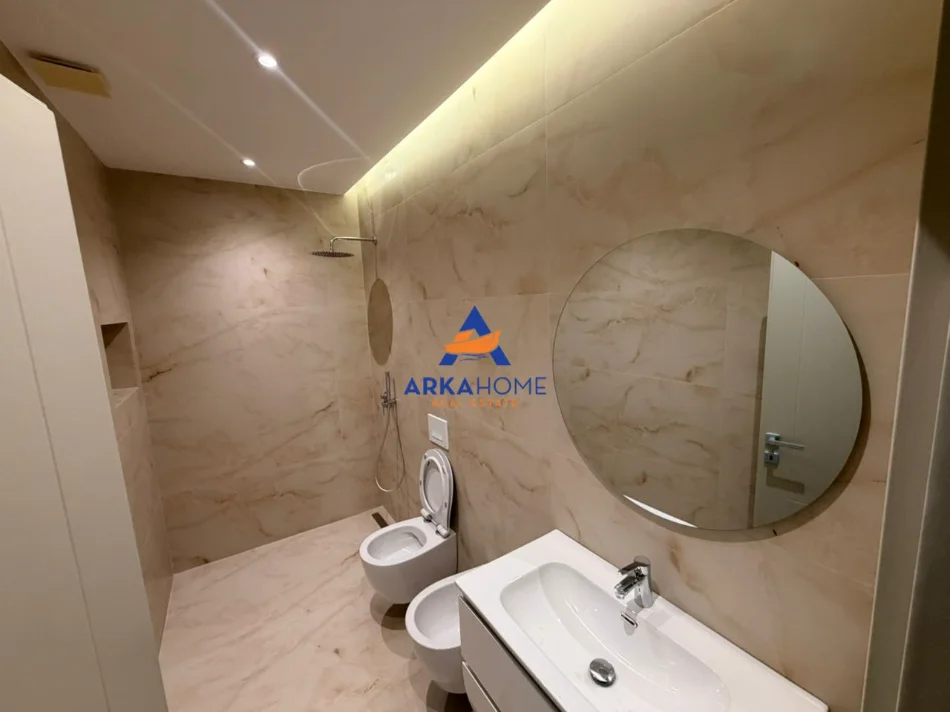 Tirane, jepet me qera apartament 2+1+Ballkon Kati 8, 85 m² 900 € 