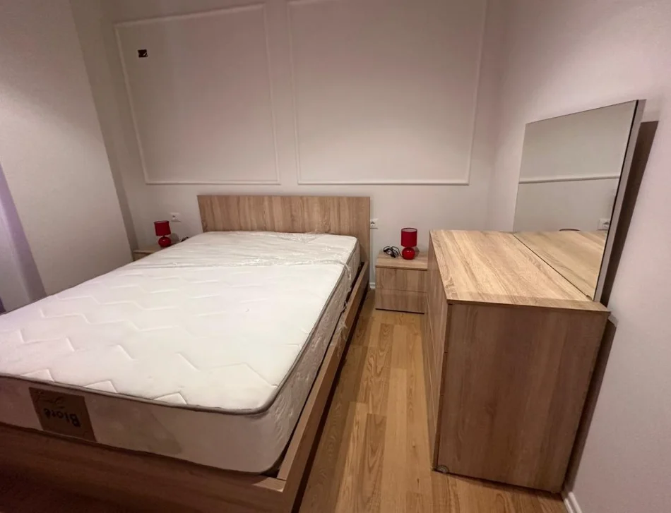 Tirane, jepet me qera apartament 1+1 , 75 m² 550 € (selite)