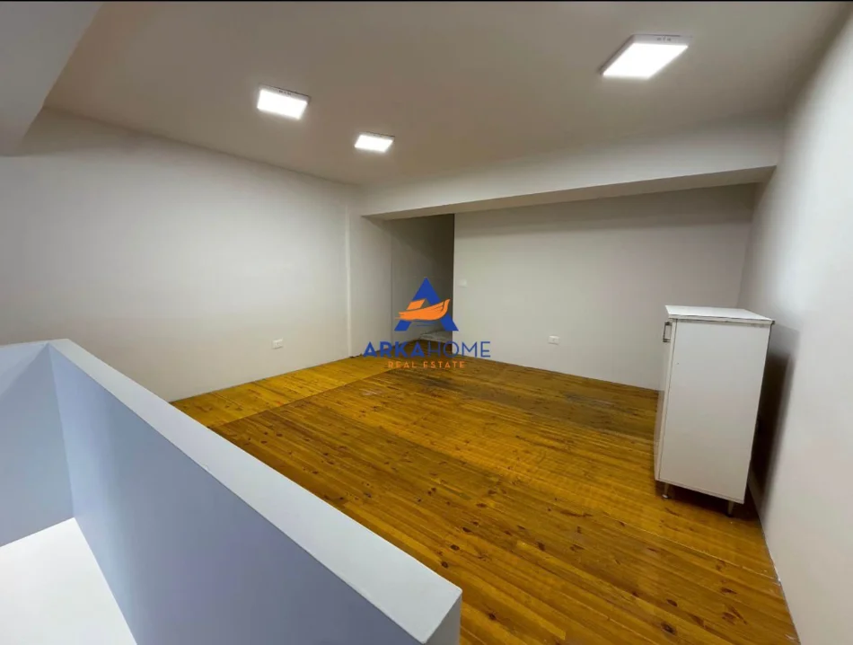 Tirane, jepet me qera ambjent biznesi Kati 0, 60 m² 626 € 