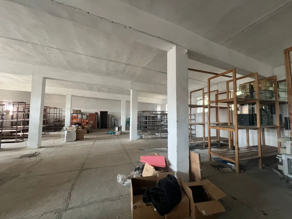 Tirane, jepet me qera magazine Kati 2, 414 m² 730 € (Tufine)