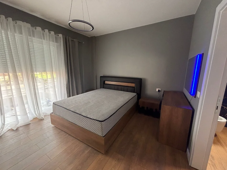 Tirane, jepet me qera apartament 2+1+Ballkon Kati 3, 120 m² 1.200 € (Kopshti Botanik, prane Xhamise)