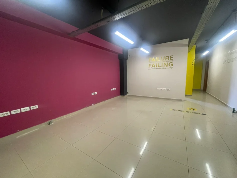 Tirane, jepet me qera ambjent biznesi Kati 5, 250 m² 2.000 € (Rruga e Dibres)