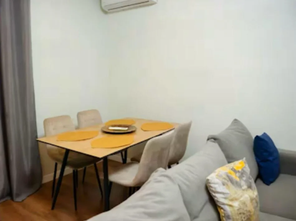 Tirane, jepet me qera apartament 2+1 , 900 € 