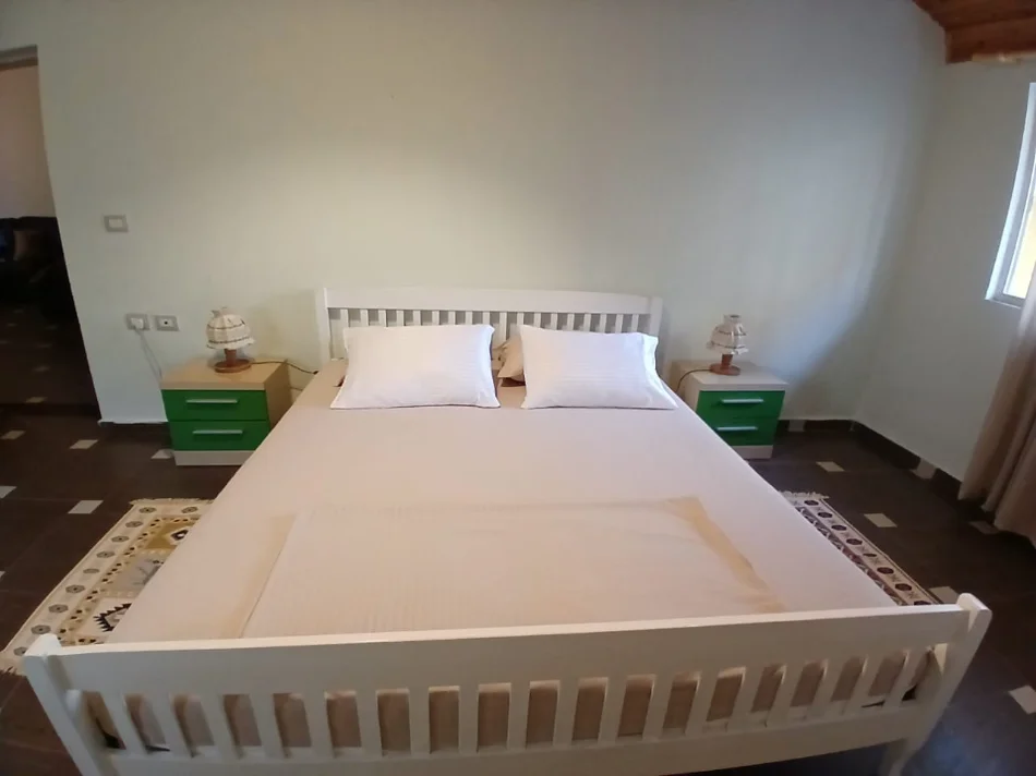 Tirane, jepet me qera apartament 3+1+Ballkon Kati 4, 110 m² 700 € (Komuna e Parisit)