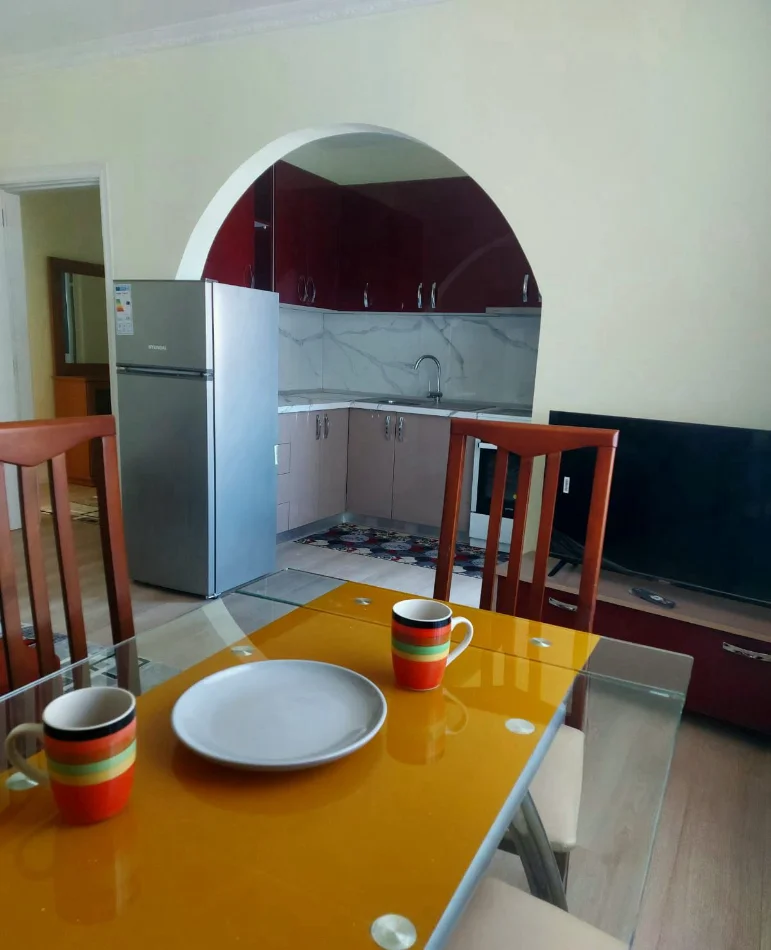 Tirane, jepet me qera apartament 1+1+Ballkon Kati 5, 60 m² 480 € (Ali Demi)