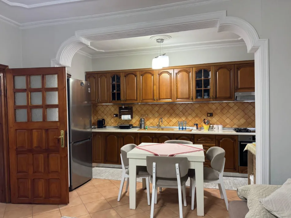 Tirane, jepet me qera shtepi 2+1+Ballkon Kati 1, 111 m² 450 € (Allias)