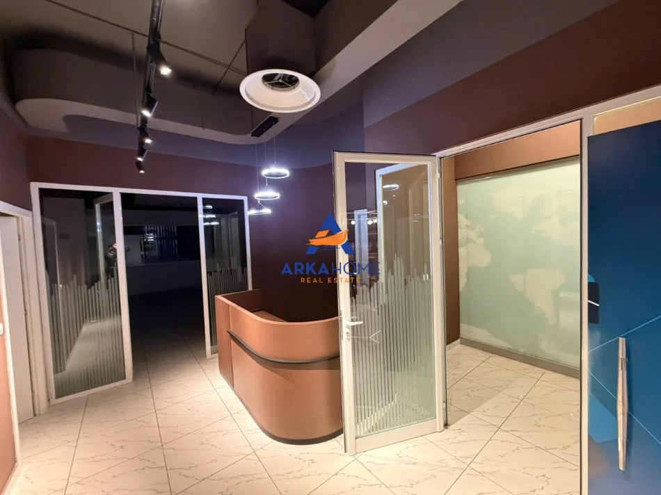 Tirane, jepet me qera zyre Kati 3, 370 m² 3.700 € 