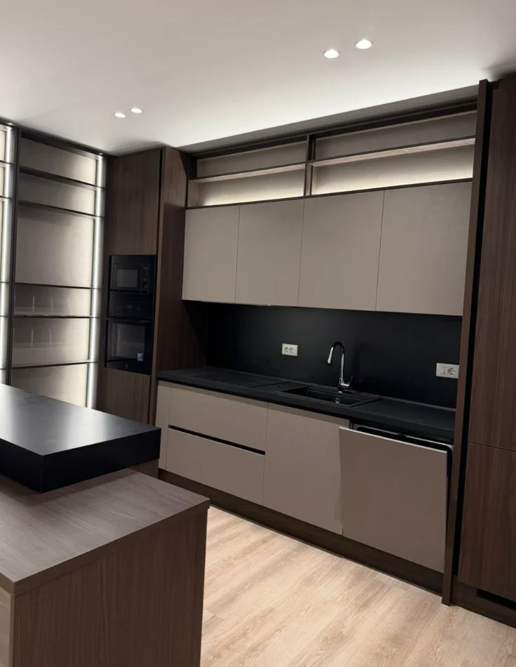 Tirane, jepet me qera apartament 2+1 , 140 m² 2.800 € 