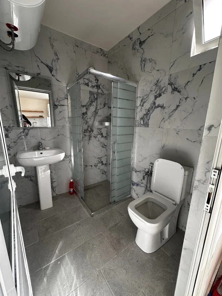 Tirane, jap me qera apartament 1+1 Kati 1, 50 m² 550 € (21 Dhjetori, afer shkolles Sabaudin Gabrani)