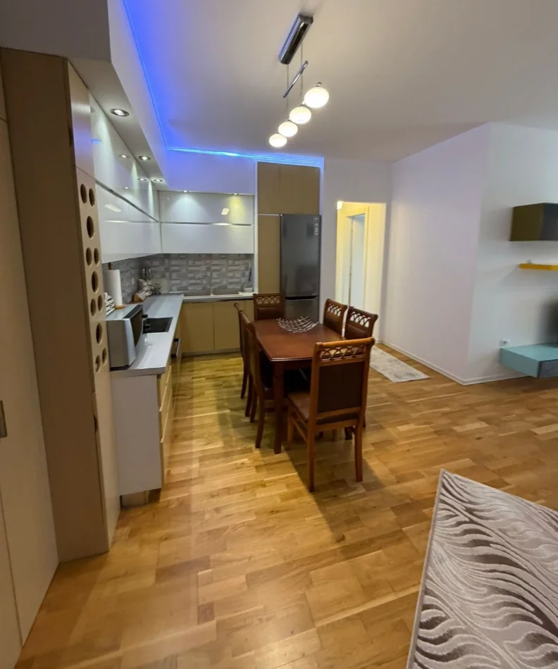 Tirane, jepet me qera apartament 2+1 , 95 m² 900 € 