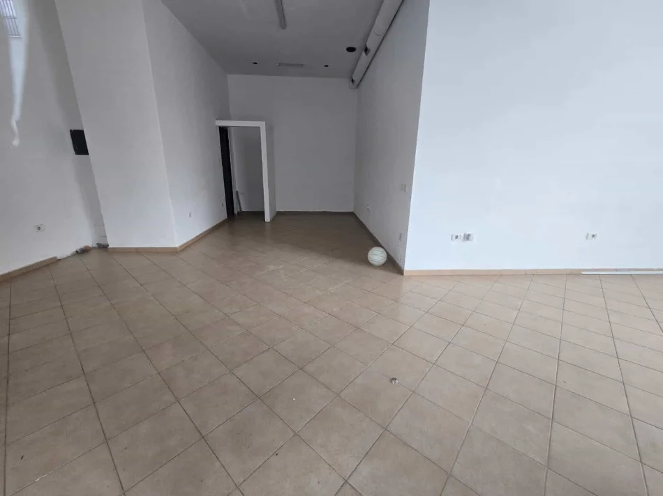 Tirane, jepet me qera Kati 0, 55 m² 700 € (bulevardi zogu i pare)