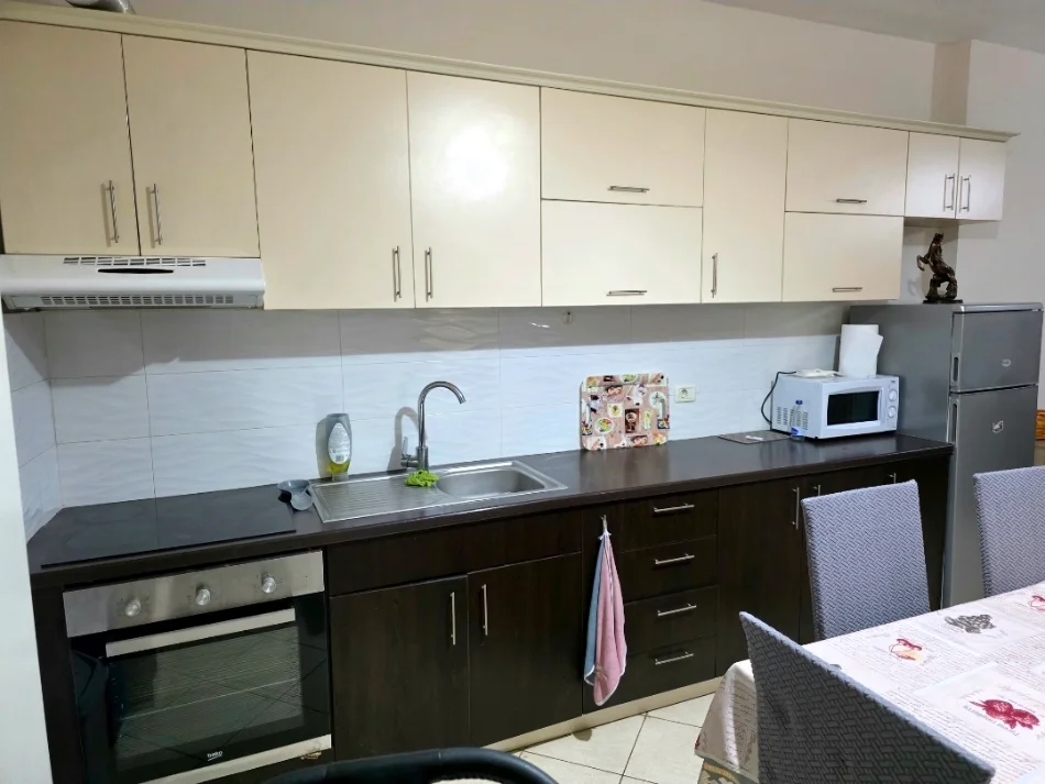 Tirane, jepet me qera apartament 1+1+Ballkon Kati 7, 60 m² 415 € (Bulevardi Migjeni Astir, tek bar Greis)