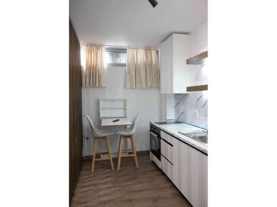 Tirane, jepet me qera garsonier 1+1 Kati 0, 35 m² 300 € 