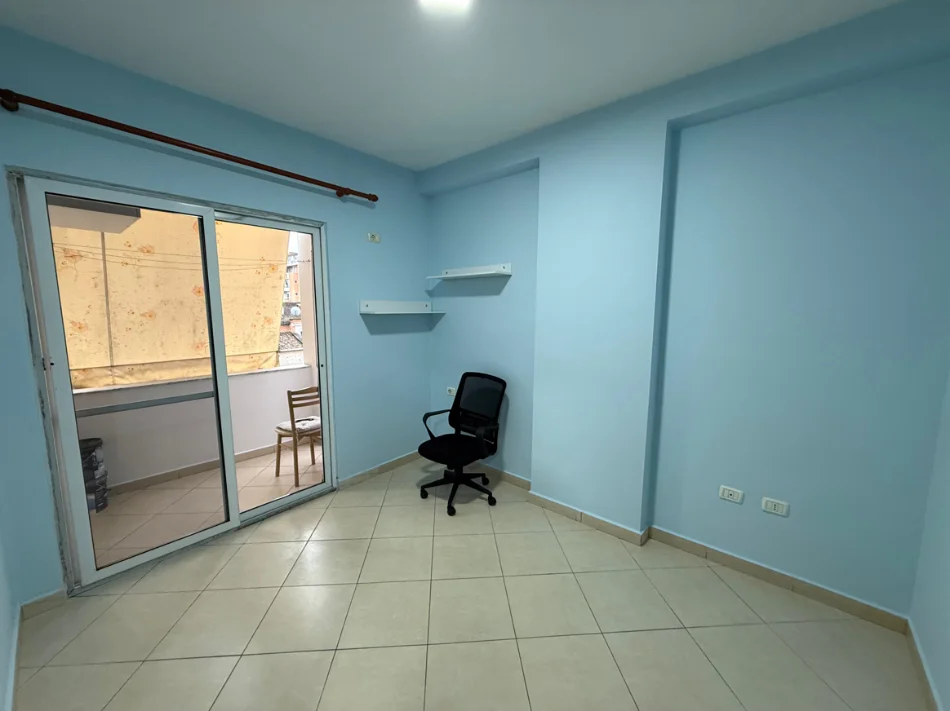 Tirane, jap me qera apartament 2+1+Ballkon Kati 4, 78 m² (Rruga 4 Deshmoret)