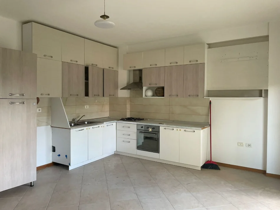 Vlore, jepet me qera apartament 3+1+Ballkon Kati 3, 140 m² 400 € (Bulevardi Ismail Qemali,pran Aulona Park, Vlore)
