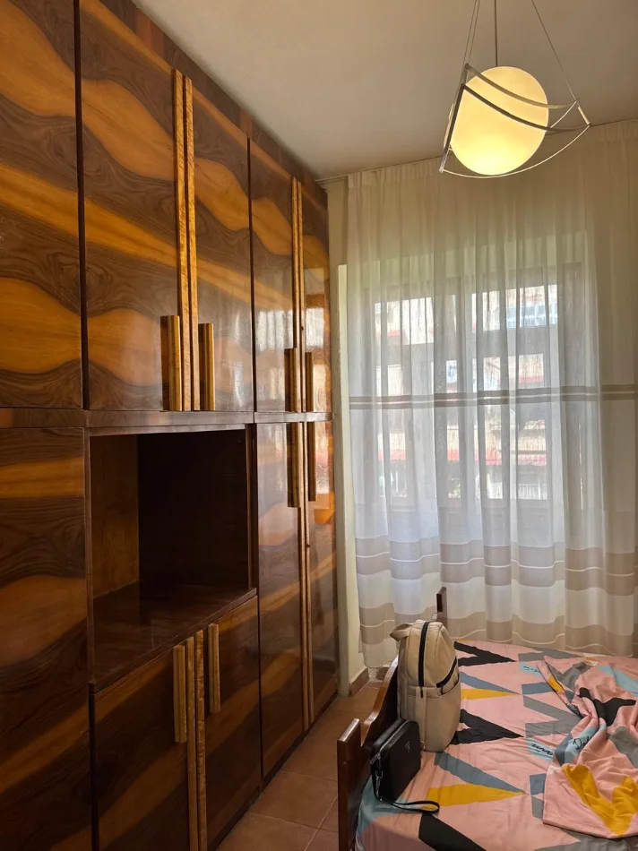 Tirane, jepet me qera apartament 1+1+Ballkon Kati 2, 50 m² 500 € (Bllok)