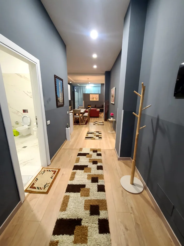 Tirane, jepet me qera apartament 1+1+Ballkon Kati 1, 90 m² 600 € (Liqeni i Thate)