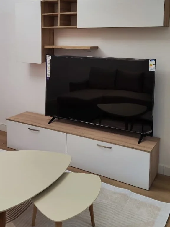 Tirane, jepet me qera apartament 1+1 Kati 5, 85 m² 700 € (pranë Myslym Shyrit &amp; Rrugës së Kavajës)