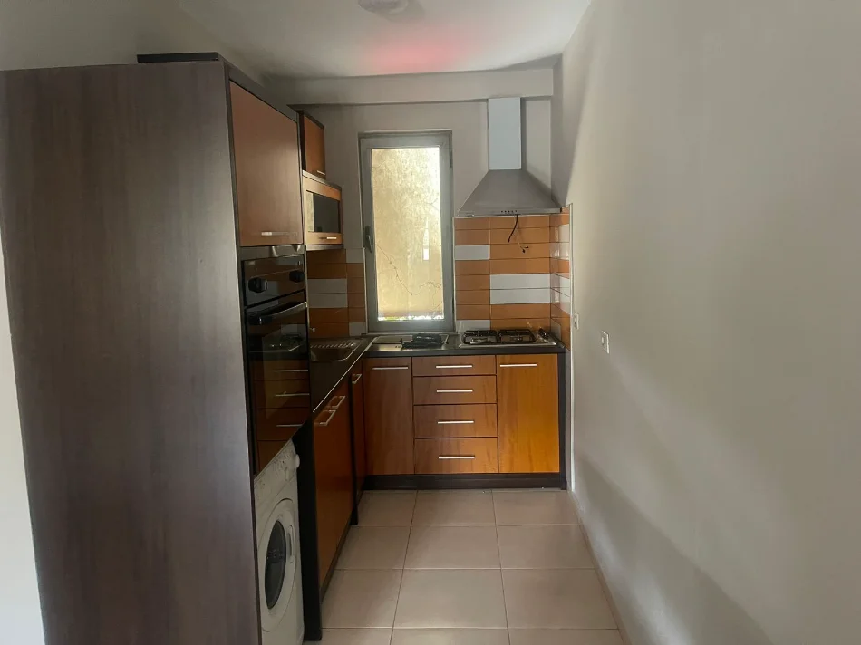 Tirane, jepet me qera apartament 1+1+Ballkon Kati 2, 55 m² 450 € (Brryli)
