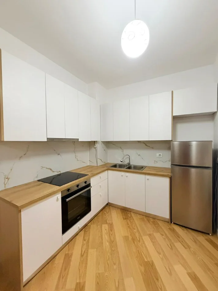 Tirane, jepet me qera apartament 2+1+Ballkon Kati 7, 114 m² 600 € (Astir/Hotel Marinaj)