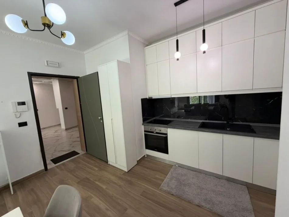 Tirane, jepet me qera apartament 1+1 , 75 m² 800 € (TEG)