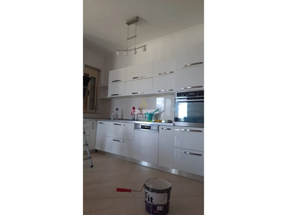 Tirane, shitet apartament 2+1+Ballkon Kati 4, 108 m² 260.000 € (Liqeni i Thatë)