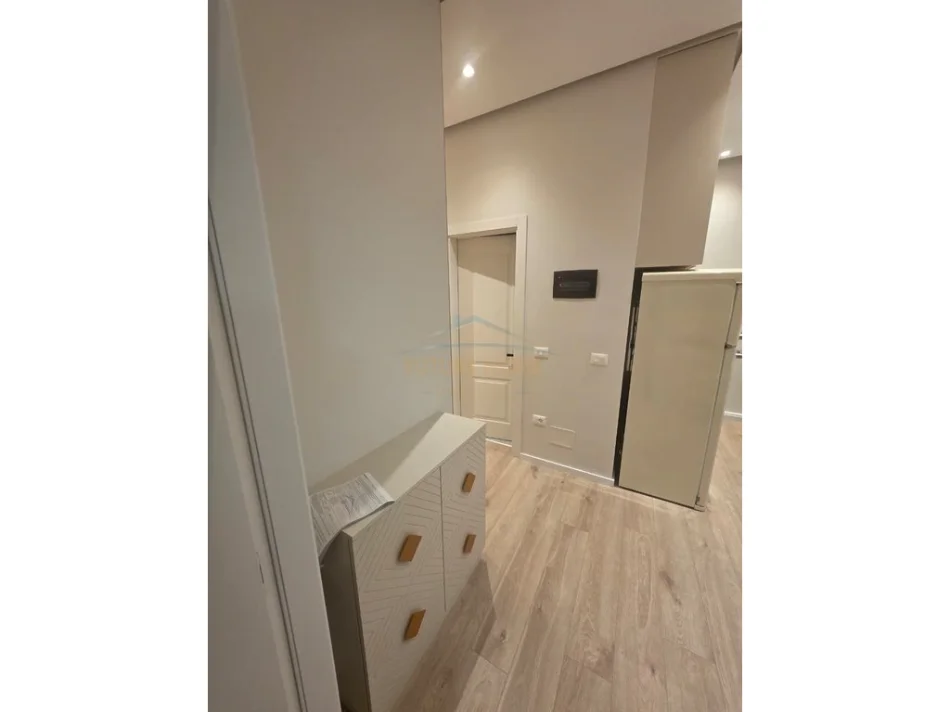 Tirane, jepet me qera apartament 1+1 Kati 1, 55 m² 600 € (Pranë Stela Hotel)